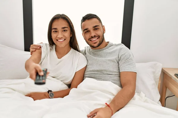 Jong Latijn Paar Kijken Liggend Bed — Stockfoto