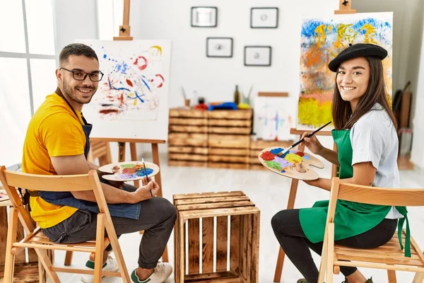 Young Hispanic Couple Smiling Happy Drawing Art Studio — ストック写真