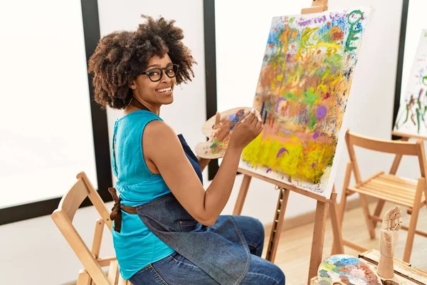 Молодая Американка Африки Улыбается Уверенно Рисуя Художественной Студии — стоковое фото