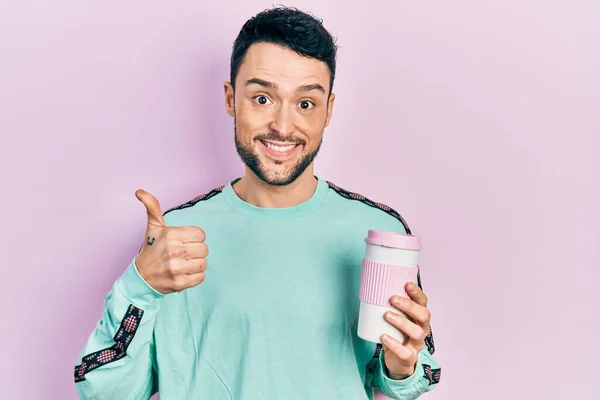 Ung Latinamerikan Man Dricker Kopp Kaffe Leende Glad Och Positiv — Stockfoto