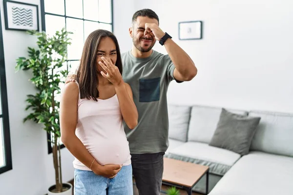 Joven Pareja Interracial Esperando Bebé Tocando Vientre Embarazada Oliendo Algo — Foto de Stock