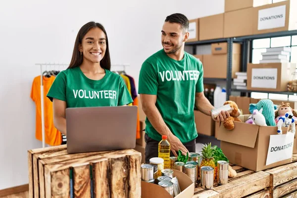 Yardım merkezinde çalışan genç Latin gönüllü çift..