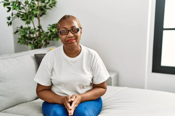 Volwassen Latijns Amerikaanse Vrouw Zit Bank Thuis Depressief Zorgen Maken — Stockfoto