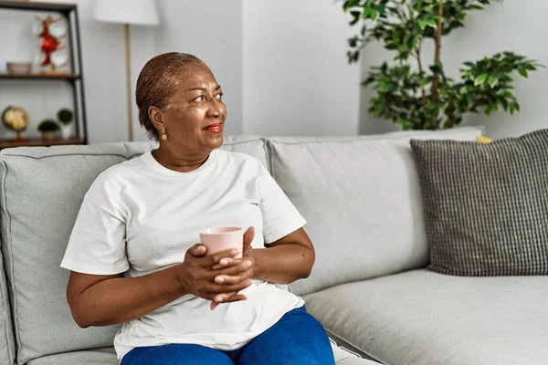 Starsza Afroamerykanka Uśmiecha Się Pewnie Pijąc Kawę Domu — Zdjęcie stockowe
