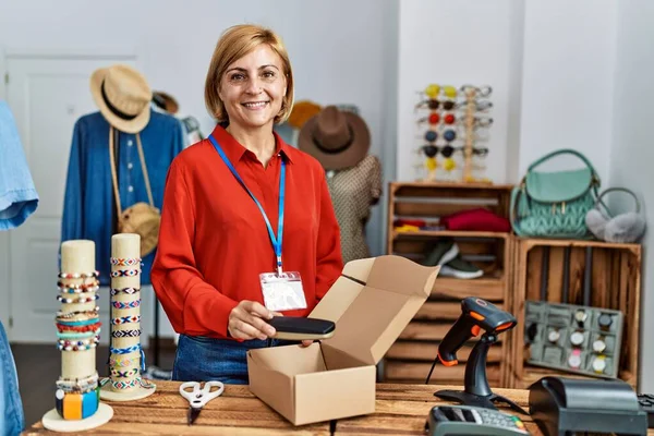 Moyen Âge Femme Blonde Souriant Confiant Emballage Boîte Carton Magasin — Photo