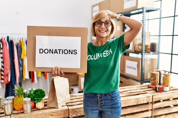 Gönüllü Tişört Giyen Orta Yaşlı Sarışın Bir Kadın Bağış Kutusunu — Stok fotoğraf