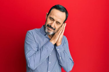 Orta yaşlı İspanyol bir adam gündelik giysiler giyip uyur. Yorgun düşler kurar, ellerle poz verir ve gözleri kapalı gülümserdi.. 