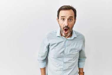 Orta yaşlı, sakallı, dışlanmış arka planda duran, şaşırmış ve şaşırmış bir ifadeyle korku ve heyecan dolu bir yüzü olan İspanyol bir adam.. 