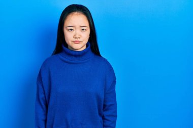 Sıradan kıyafetler giyen genç Çinli kız şüpheci ve gergin, sorun yüzünden surat asıyor. negatif kişi. 