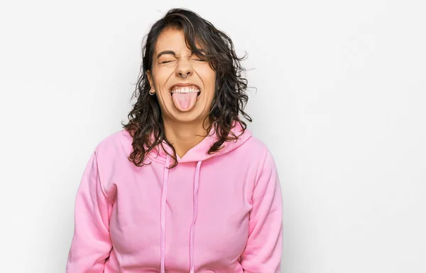 Junge Hispanische Frau Lässigem Sweatshirt Das Die Zunge Herausstreckt Glücklich — Stockfoto