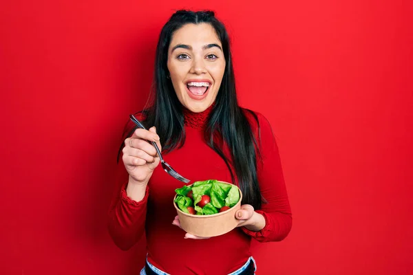 Ung Latinamerikansk Flicka Äter Sallad Firar Galen Och Förvånad Över — Stockfoto