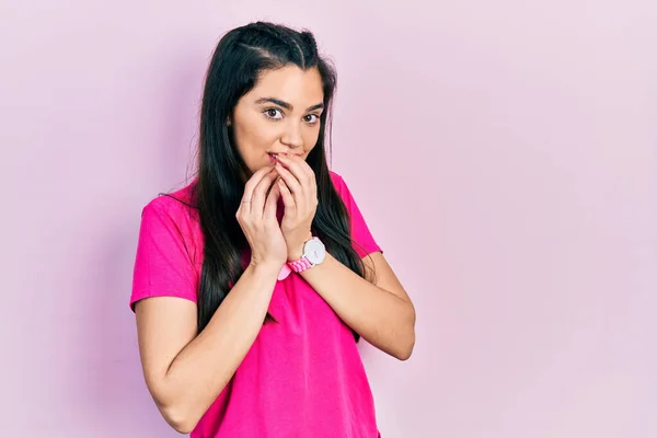 Joven Chica Hispana Vistiendo Camiseta Rosa Casual Riéndose Riéndose Avergonzada —  Fotos de Stock