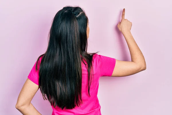 Young Hispanic Girl Wearing Casual Pink Shirt Posing Backwards Pointing — 스톡 사진
