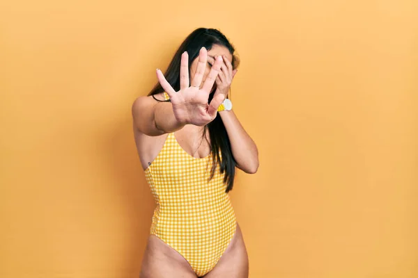 Junges Hispanisches Mädchen Badeanzug Das Die Augen Mit Den Händen — Stockfoto