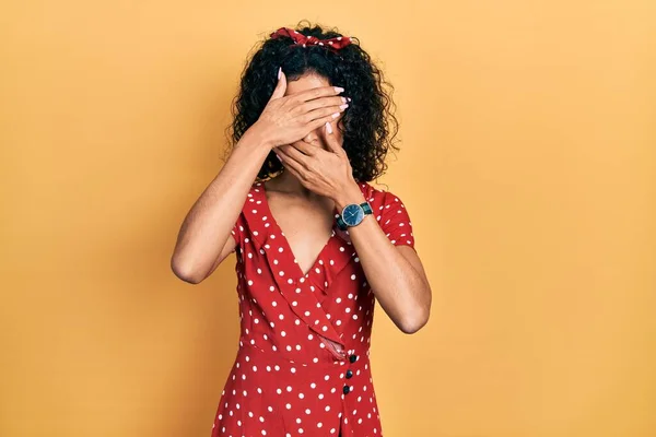Młoda Latynoska Ubrana Letnią Sukienkę Zakrywającą Oczy Usta Rękami Zaskoczona — Zdjęcie stockowe