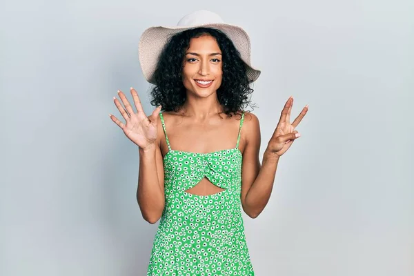 Menina Latina Usando Chapéu Verão Mostrando Apontando Para Cima Com — Fotografia de Stock