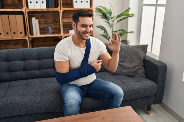 Jonge Latijns Amerikaanse Man Met Baard Dragen Arm Sling Zittend — Stockfoto