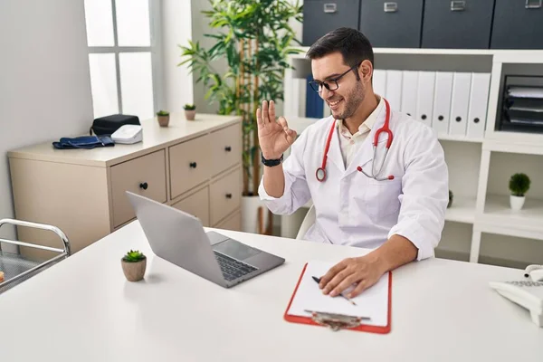 Young Hispanic Doctor Man Beard Doing Online Appointment Clinic Doing — Stock Photo, Image