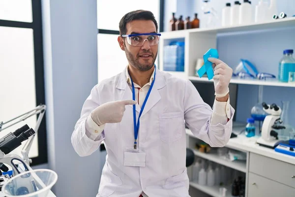Νεαρός Ισπανός Γενειάδα Που Δουλεύει Επιστημονικό Εργαστήριο Κρατώντας Μπλε Κορδέλα — Φωτογραφία Αρχείου