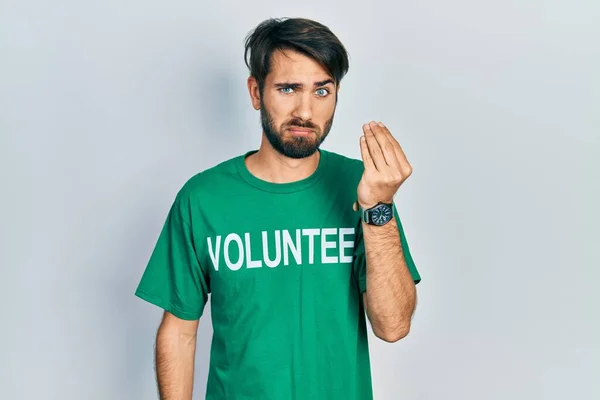 Jovem Hispânico Vestindo Camiseta Voluntária Fazendo Gesto Italiano Com Mão — Fotografia de Stock