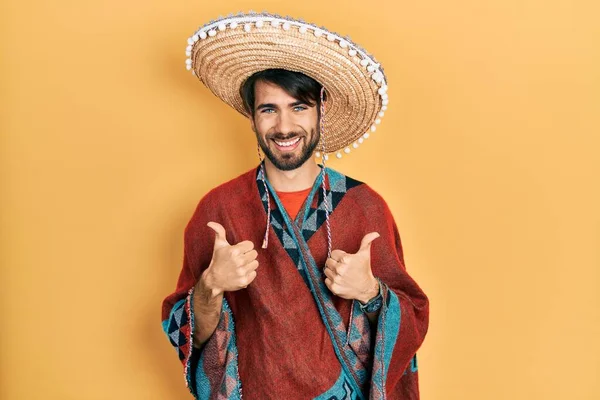 Homem Hispânico Jovem Segurando Sinal Sucesso Chapéu Mexicano Fazendo Gesto — Fotografia de Stock