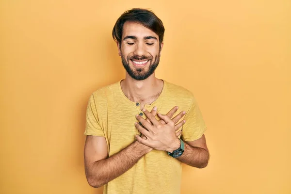 Jovem Hispânico Vestindo Roupas Casuais Sorrindo Com Mãos Peito Com — Fotografia de Stock