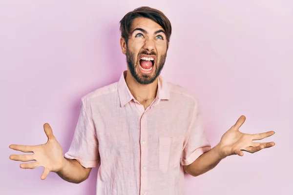 Young Hispanic Man Wearing Casual Clothes Crazy Mad Shouting Yelling — Stock Photo, Image