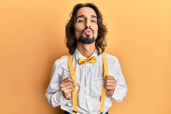 Ung Latinamerikansk Man Klädd Hipster Elegant Look Tittar Kameran Blåser — Stockfoto