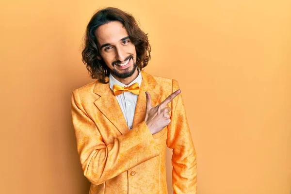 Ung Latinamerikansk Man Bär Hipster Elegant Utseende Glad Med Ett — Stockfoto