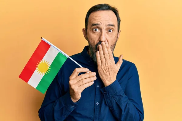 Mellantid Hispanic Man Håller Pakistan Flagga Täcker Munnen Med Handen — Stockfoto