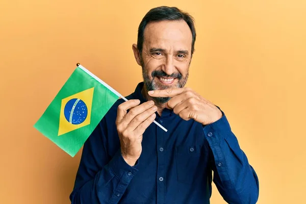 Orta Yaşlı Spanyol Adam Brezilya Bayrağı Tutarken Mutlu Bir Şekilde — Stok fotoğraf
