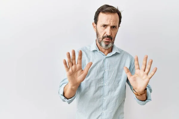 Mellantid Hispanic Man Med Skägg Står Över Isolerad Bakgrund Flytta — Stockfoto