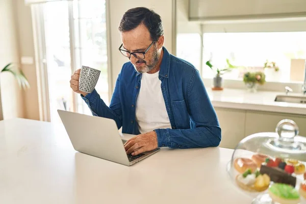 Mężczyzna Średnim Wieku Pijący Kawę Laptopie Domu — Zdjęcie stockowe