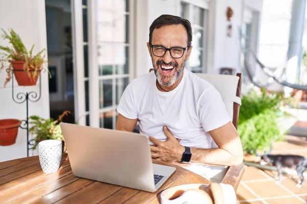 Mann Mittleren Alters Mit Computer Laptop Hause Lächelnd Und Laut — Stockfoto