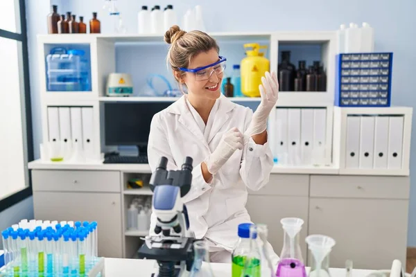 Jonge Blonde Vrouw Draagt Wetenschapper Uniform Handschoenen Laboratorium — Stockfoto