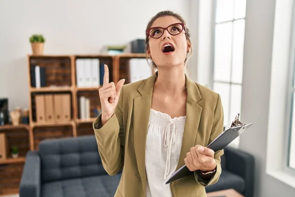 Young Woman Working Consultation Office Amazed Surprised Looking Pointing Fingers — 스톡 사진