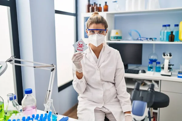 Young Woman Working Scientist Laboratory Holding Toxic Banner Thinking Attitude — ストック写真