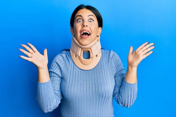 Schöne Brünette Frau Mit Halsband Feiert Sieg Mit Glücklichem Lächeln — Stockfoto