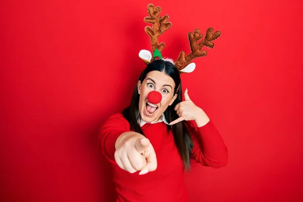 Jovem Hispânica Usando Chapéu Natal Veado Nariz Vermelho Sorrindo Falando — Fotografia de Stock