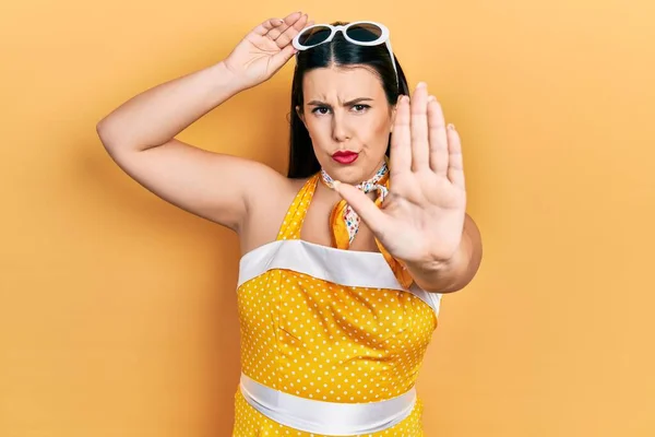 Νεαρή Ισπανίδα Γυναίκα Φορώντας Pin Στυλ Ανοιχτό Χέρι Κάνει Stop — Φωτογραφία Αρχείου