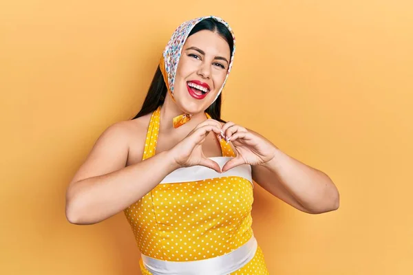 Νεαρή Ισπανόφωνη Γυναίκα Φορώντας Pin Στυλ Χαμογελώντας Στην Αγάπη Κάνει — Φωτογραφία Αρχείου