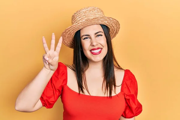 Νεαρή Ισπανίδα Που Φοράει Καλοκαιρινό Καπέλο Και Δείχνει Δάχτυλα Νούμερο — Φωτογραφία Αρχείου