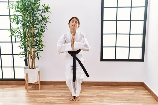 Mladá Hispánka Karate Kimonu Černém Opasku Žebrá Modlí Rukama Sobě — Stock fotografie