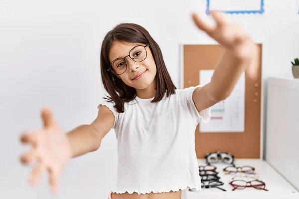 Ung Latinamerikansk Flicka Klädd Glasögon Tittar Kameran Leende Med Öppna — Stockfoto