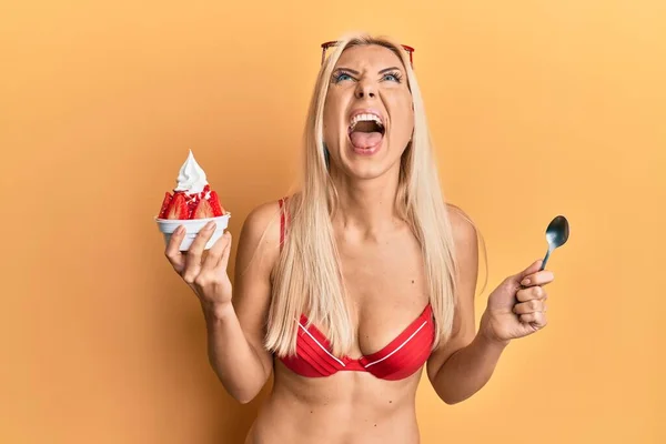 Jeune Femme Blonde Portant Bikini Tenant Une Crème Glacée Colère — Photo