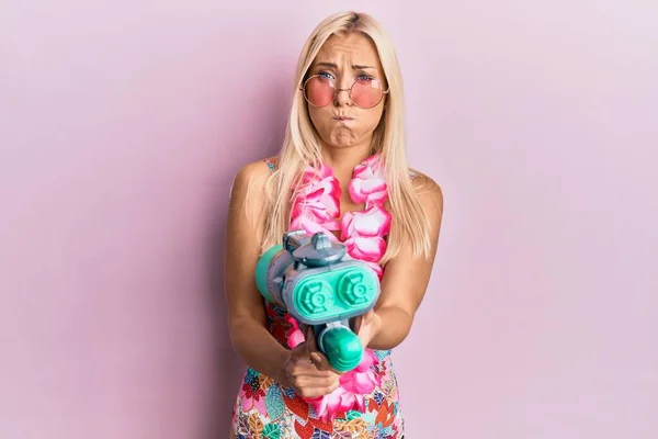 Jonge Blonde Vrouw Badpak Hawaïaanse Lei Met Waterpistool Puffende Wangen — Stockfoto