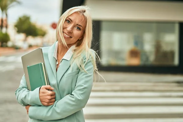 Genç Sarışın Kadını Şehirde Dizüstü Bilgisayarla Mutlu Bir Şekilde Gülümsüyor — Stok fotoğraf