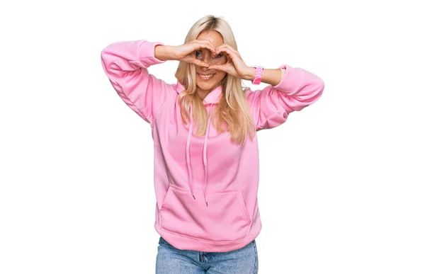 Jong Blond Vrouw Dragen Casual Sweater Doen Hart Vorm Met — Stockfoto