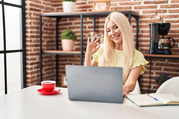 Caucasian Woman Doing Video Call Laptop Doing Sign Fingers Smiling — Stock Photo, Image