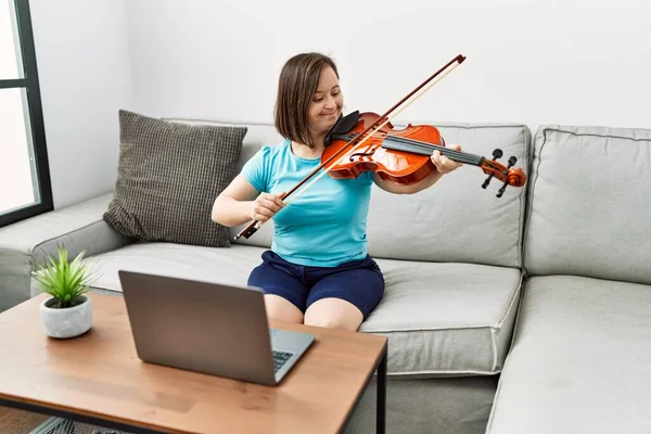 Mulher Morena Com Síndrome Sentado Sofá Praticando Violino Sala Estar — Fotografia de Stock